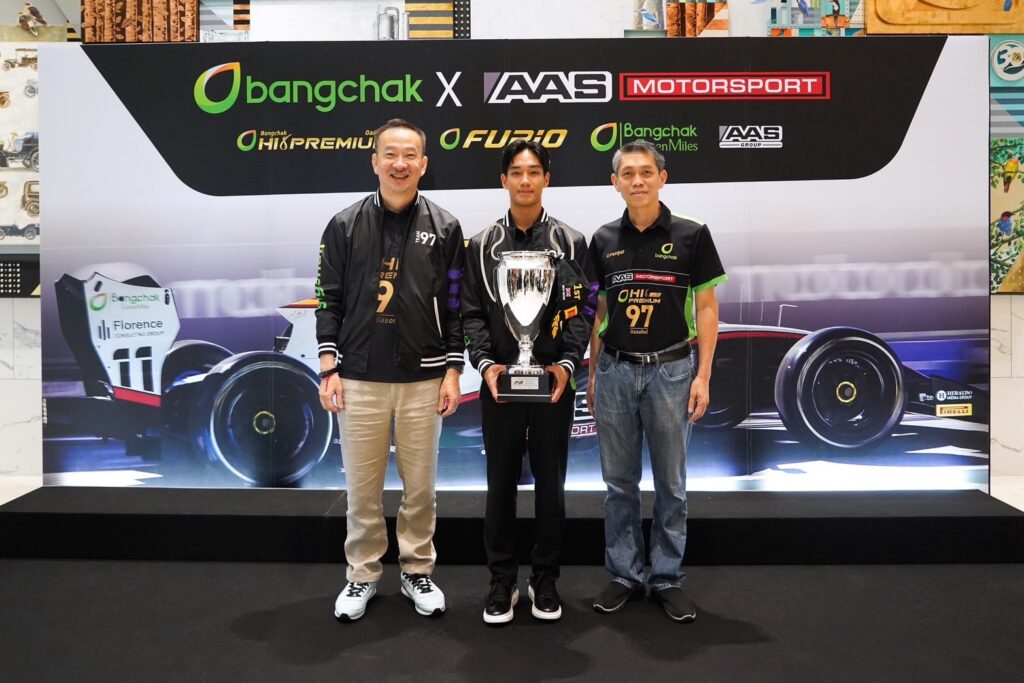 "เติ้น​ ทัศนพล​ อินทรภูวศักดิ์" นักแข่ง​ Formula 3​ ขวัญใจชาวไทย นำถ้วยรางวัลประวัติศาสตร์เข้าพบและขอบคุณ​ บริษัท​ บางจาก​ คอปอร์เรชั่น​ จำกัด​ (มหาชน)​