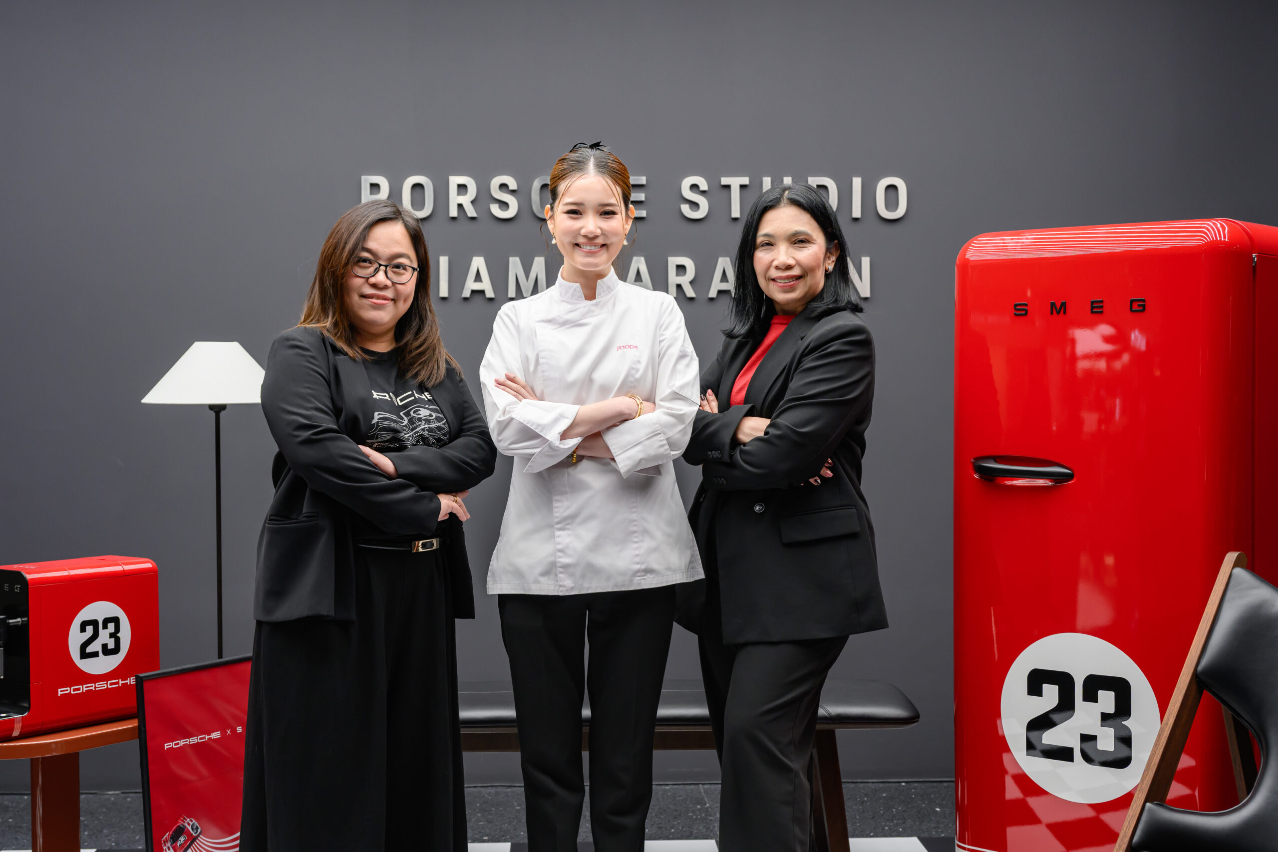 ปอร์เช่ เอเอเอสฯ จัดงานสุดเอ็กซ์คลูซีฟสำหรับลูกค้าเอเอเอสฯ ในงาน Porsche × SMEG Workshop: “The Limited Design & Taste Experience” เปิดประสบการณ์ของสองแบรนด์ผู้เป็นไอคอนด้านการออกแบบระดับโลก พร้อมกิจกรรมเวิร์กชอป Exclusive Cooking Workshop กับ Chef Paope พร้อมสัมผัสหนึ่งในคอลเลกชันสุดพิเศษอย่าง 917 Salzburg Limited Edition ที่ผลิตและได้รับการจำหน่ายในประเทศไทยในจำนวนจำกัด ที่โชว์รูม Porsche Studio Siam Paragon