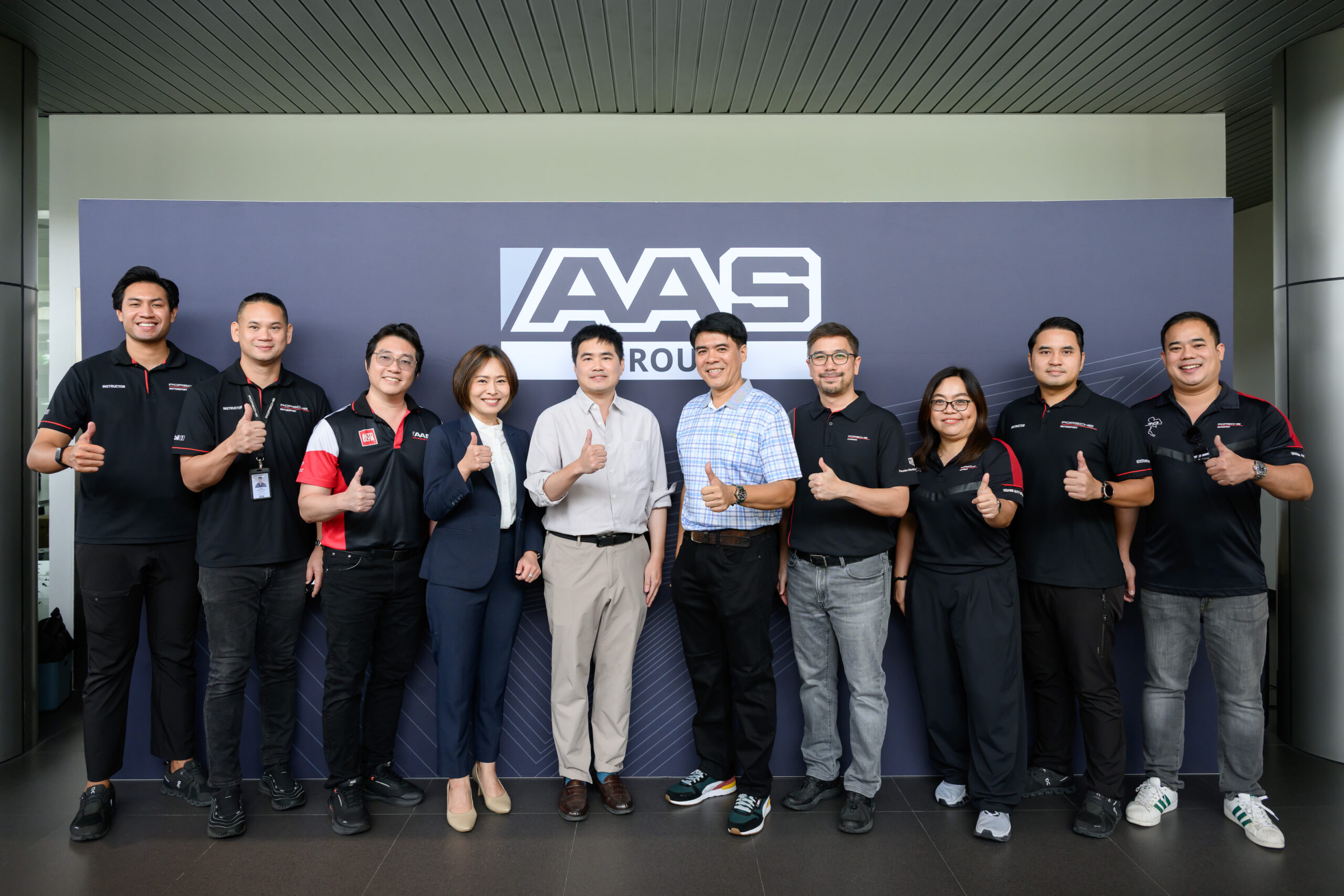 กรุงเทพฯ – ปอร์เช่ เอเอเอสฯ เปิดพื้นที่แห่ง Car Community ต้อนรับทุกคลับผ่านกิจกรรม CLUB & COFFEE ภายใต้แนวคิด “Passions Connect เชื่อมต่อทุกแพสชันของคนรักรถ” สะท้อนความตั้งใจในการสร้างคอมมูนิตี้ที่มากกว่าโชว์รูม ด้วยการเปิดโอกาสให้ผู้ที่มีความหลงใหลในยนตรกรรมได้มาพบปะ แลกเปลี่ยนประสบการณ์ และสัมผัสไลฟ์สไตล์ในแบบปอร์เช่ เอเอเอสฯ พร้อมนำเสนอ Ecosystem ด้านยนตรกรรมและไลฟ์สไตล์อย่างครบครัน เปิดบ้านครั้งแรก ต้อนรับสมาชิก Jaguar Drivers Society Thailand ณ Porsche Centre Bangkok เมื่อวันที่ 23 สิงหาคม 2569